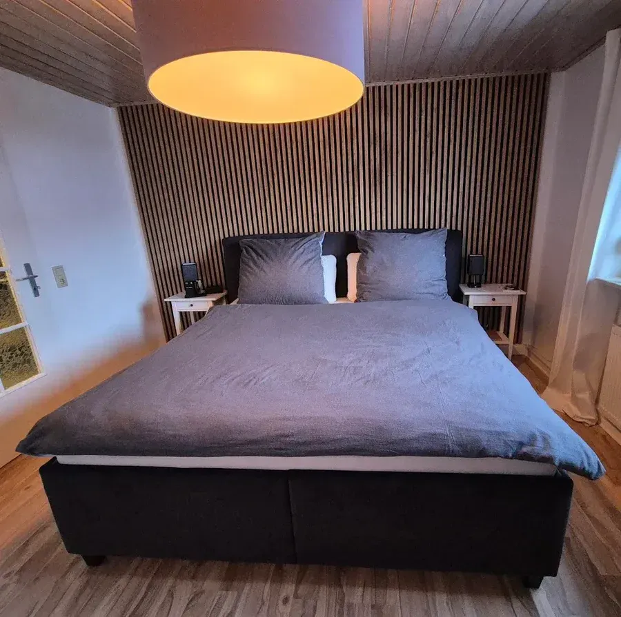 Holzlamellen als Wandverkleidung in einem Raum in Paderborn